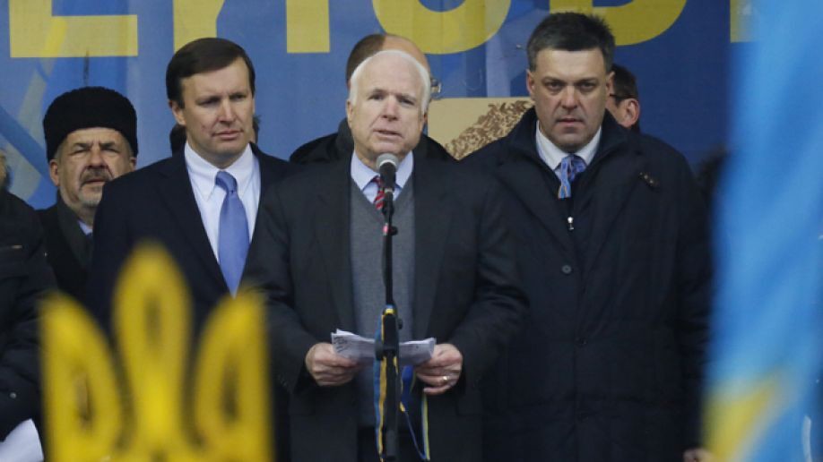 已故的前美國共和黨參議員馬侃（中）在基輔的一場集會中與極右翼政客加尼伯克同台（右）（圖片來源：AP）