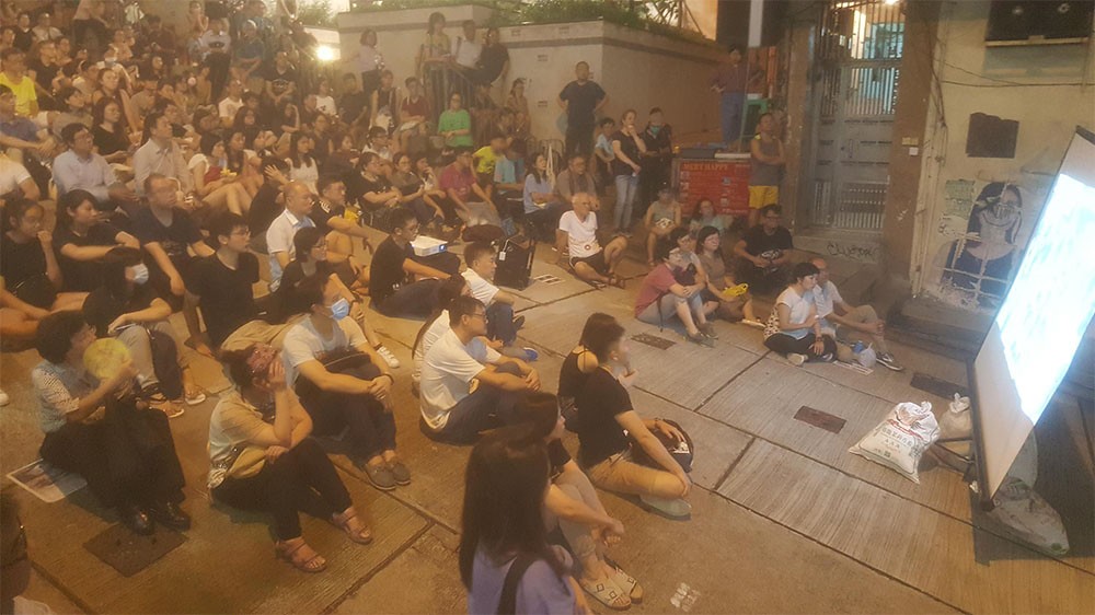 反送中運動期間，香港各地都曾舉辦《凜冬烈火》放映會，並且吸引眾多民眾觀影。（圖片來源：Violet Law/Al Jazeera）