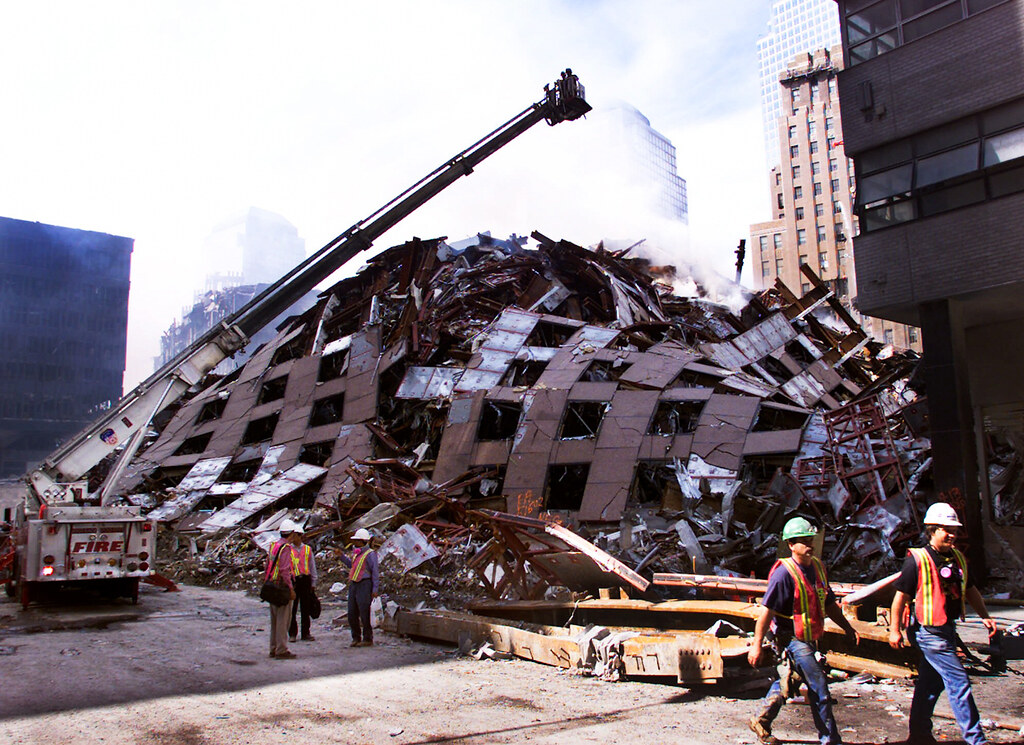 2011年九月十三日，搜救人員於紐約世貿大樓殘骸中尋找生還者。（圖片來源：Beth A. Keiser/AP）
